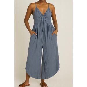 WOVEN SOLID FRONT RUCHED ROUND HEMMING MIDI JUMPSUIT.
100% RAYON GAUZE